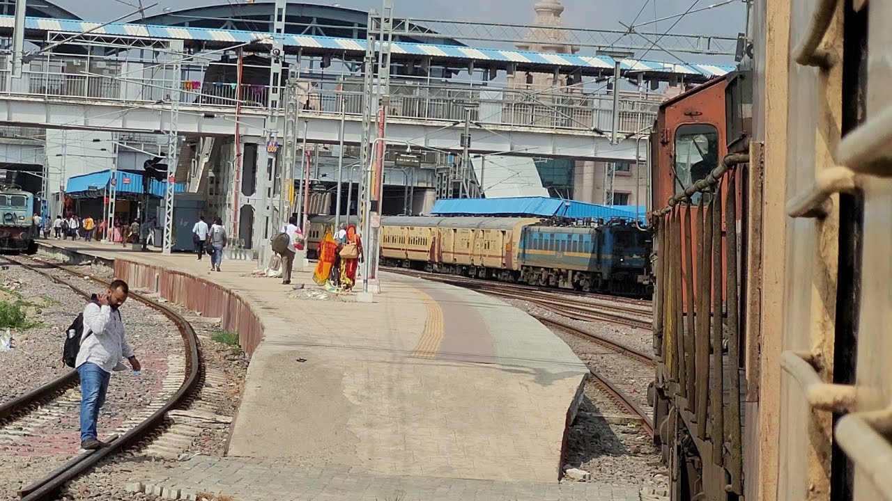 पुराने डीजल इंजन के साथ अयोध्या धाम पर शानदार आगमन लेती 04816 मऊ जोधपुर स्पेशल..........