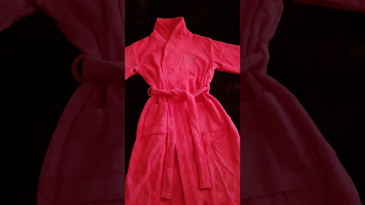 AMAZON'S TERRY CLOTH BATHROBE FOR SPECIAL PRESENTS