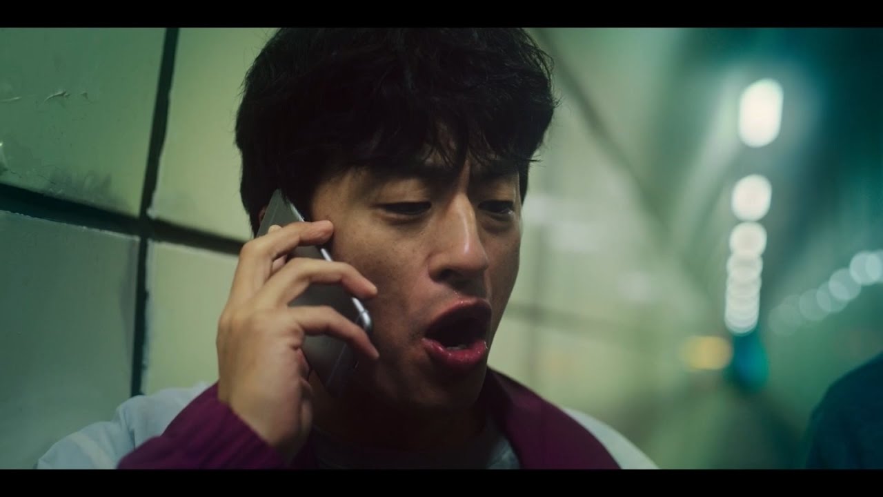 박범구 중사에게 전역을 제안하는 한호열(구교환) 상병