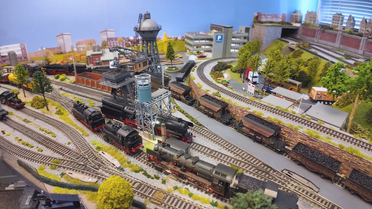 Stoomlocomotieven komen in bedrijf 2 op de modelspoorbaan