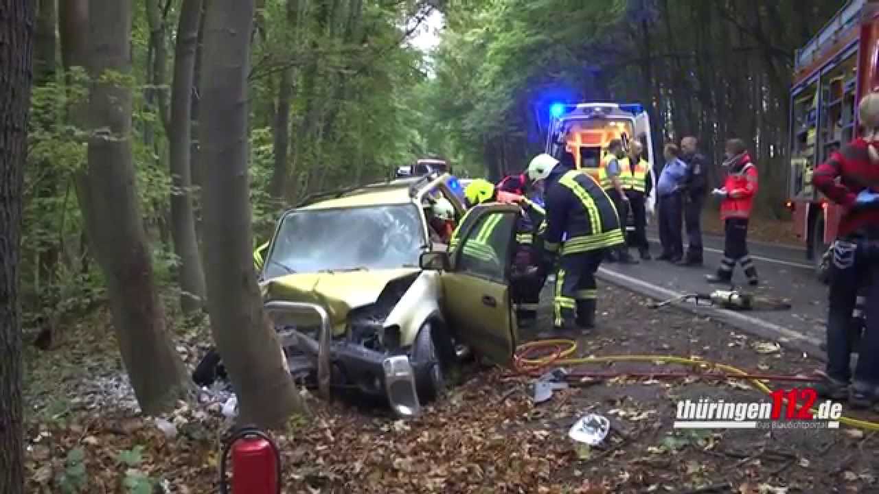 PKW Fahrer wird nach Frontalzusammensto&szlig; mit Baum schwer verletzt und eingeklemmt