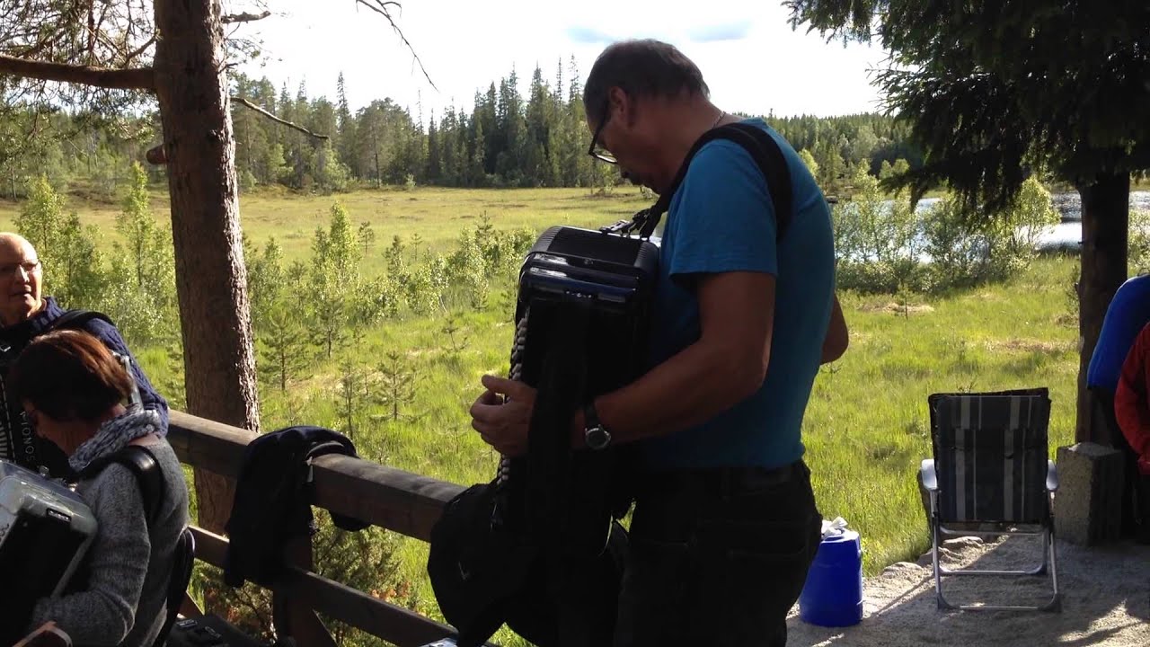 Trivele med Gammeldans ved Liatj&oslash;nna