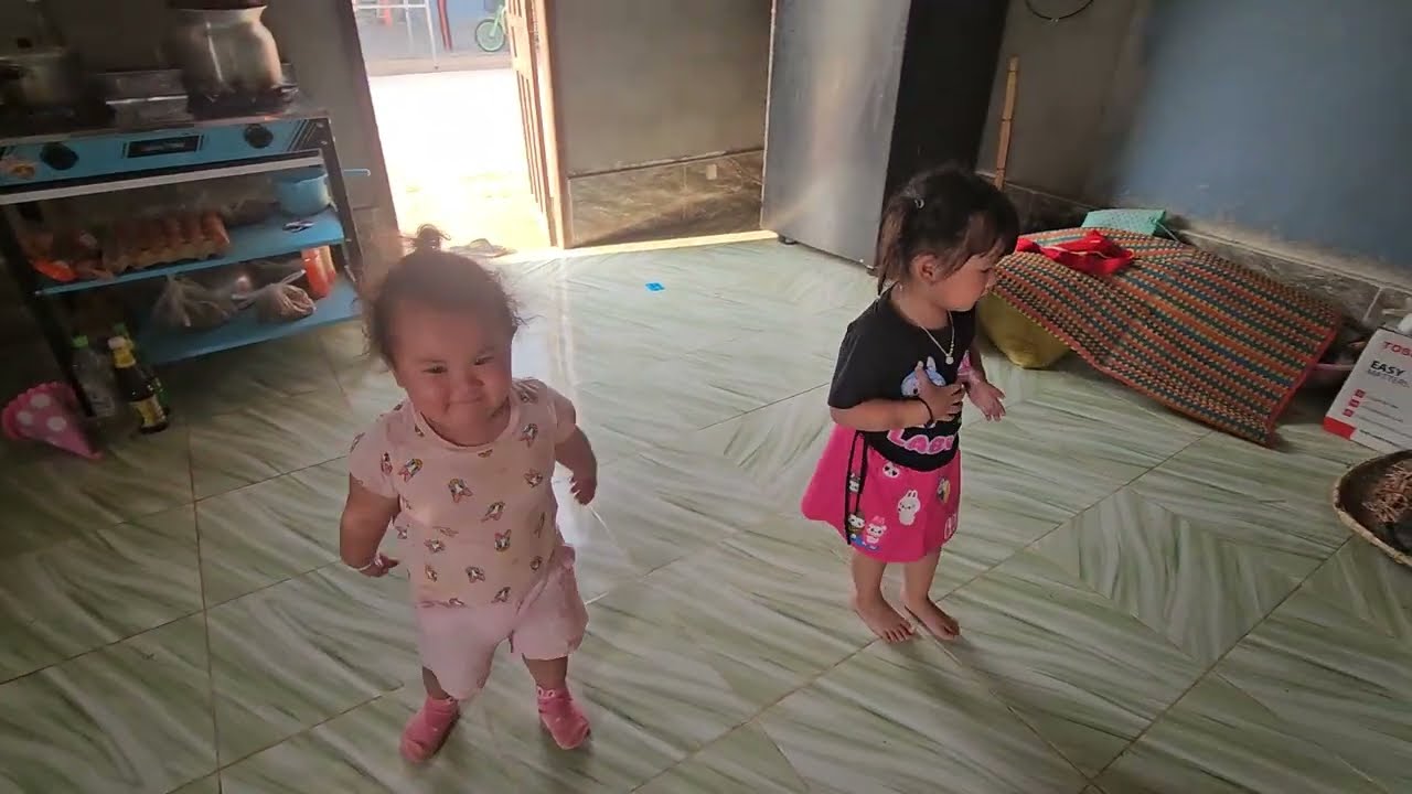 18 มีนาคม ค.ศ. 2026 วันนี้น้องยูริมาเล่นนำแม่ย่า