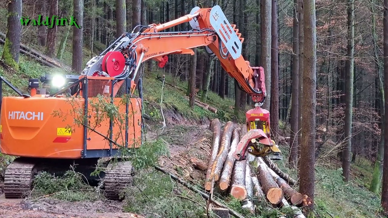 07.12.2021 Hitachi Bagger mit Seil und Harvester-Aggregat am Steilhang