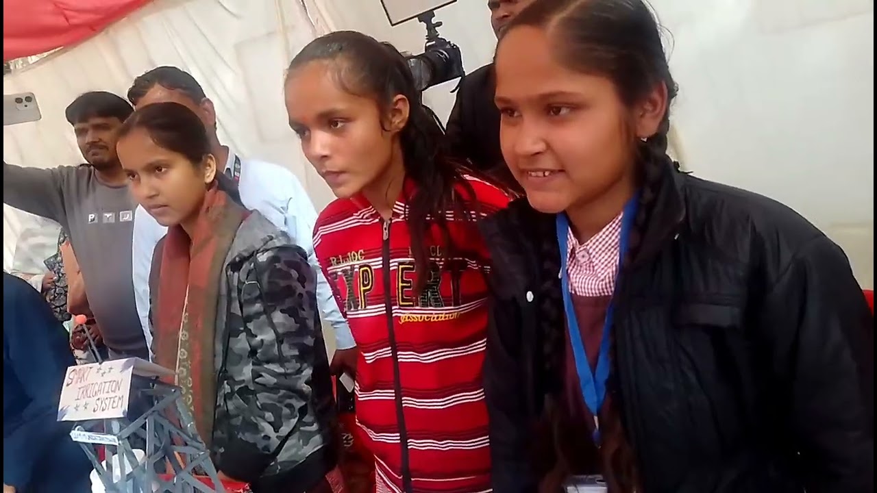 विज्ञान मॉडल का प्रदर्शन करते हुए बच्चे 