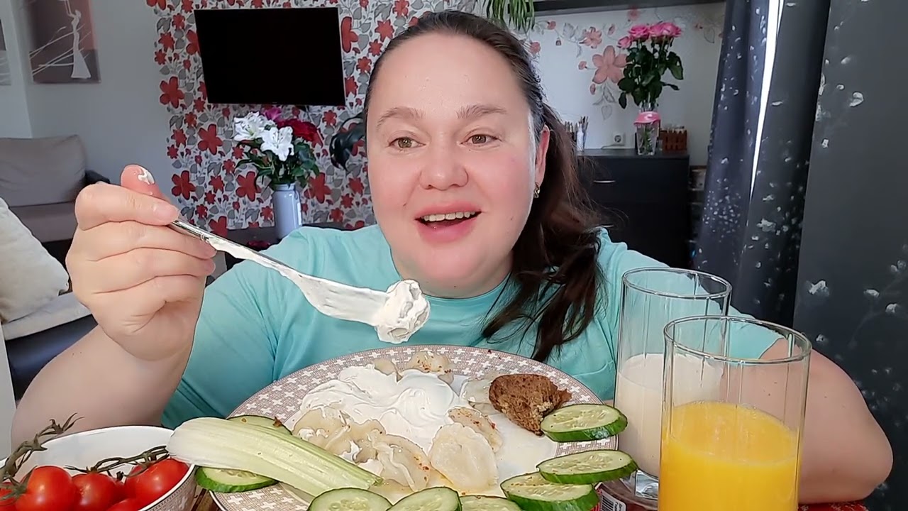 МУКБАНГ💥ПЕЛЬМЕШКИ🥟ОВОЩИ🍅🥒МОЛОЧКО🥛ОБОЖРАЛАСЬ🤦‍♀️