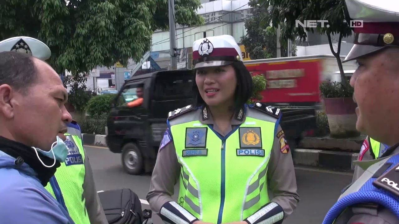 Mengejutkan! Bapak Ini Banting Semua Barangnya Depan Polwan Karena Ditilang - 86