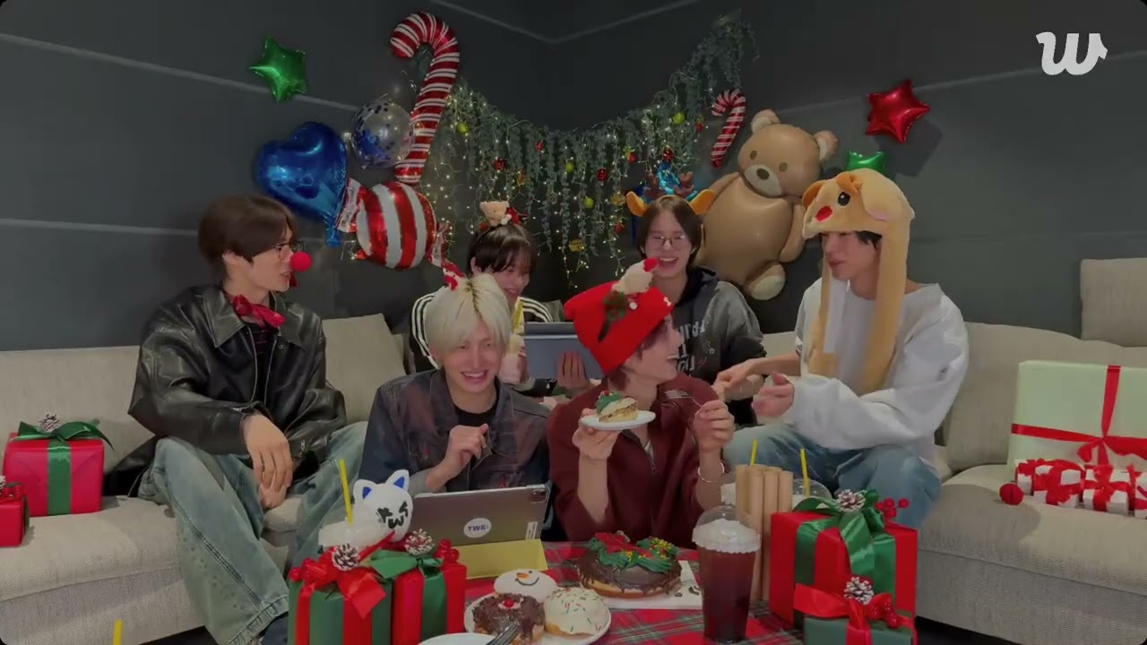 TWS (투어스)  해피홀리데이 🎄    위버스라이브 