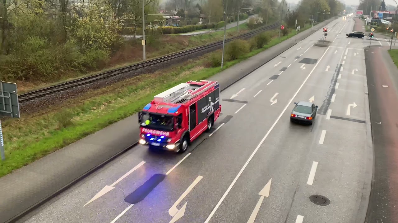 [Brennt Lagerhalle] Einsatzfahrten von Feuerwehr, Polizei und Rettungsdienst in Stralsund