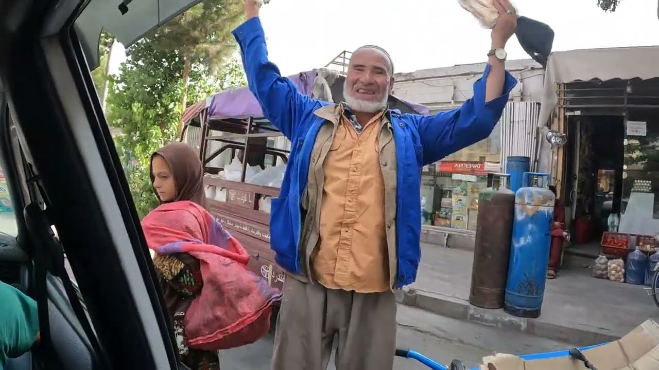裝滿一車馕開啓食物幫助，難民小男孩高興跳起舞，推车老爺爺感激涕零