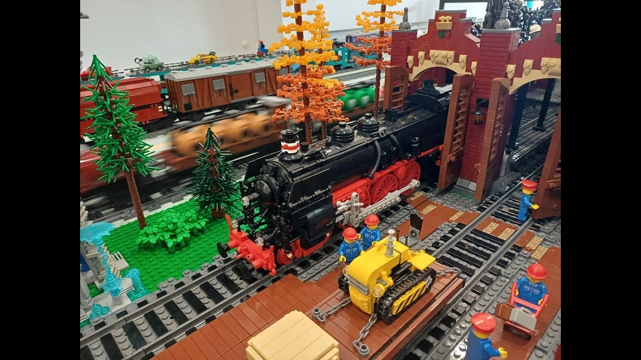 LEGO® Züge auf einer großen LEGO® Eisenbahn-Gemeinschaftsanlage / LEGO® Trains on a massive Railroad