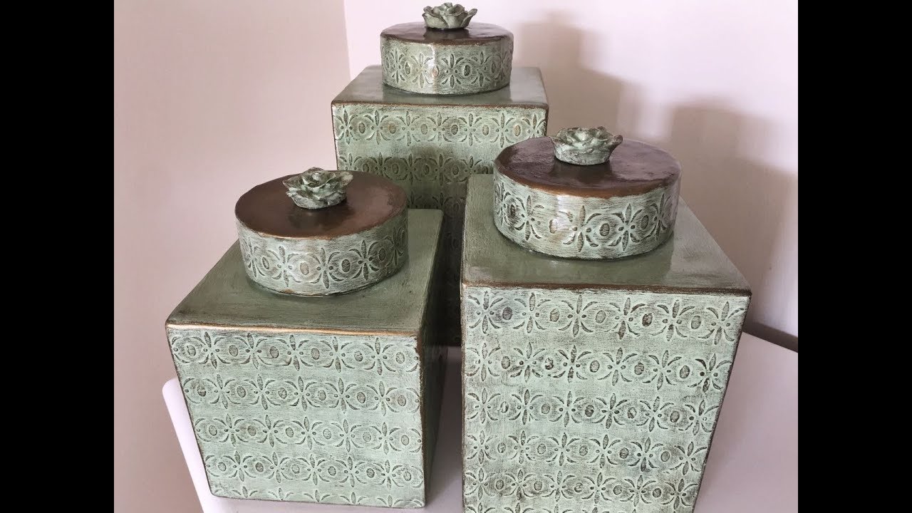 PEÇA DECORATIVA FEITA COM PAPELÃO E PAPIETAGEM