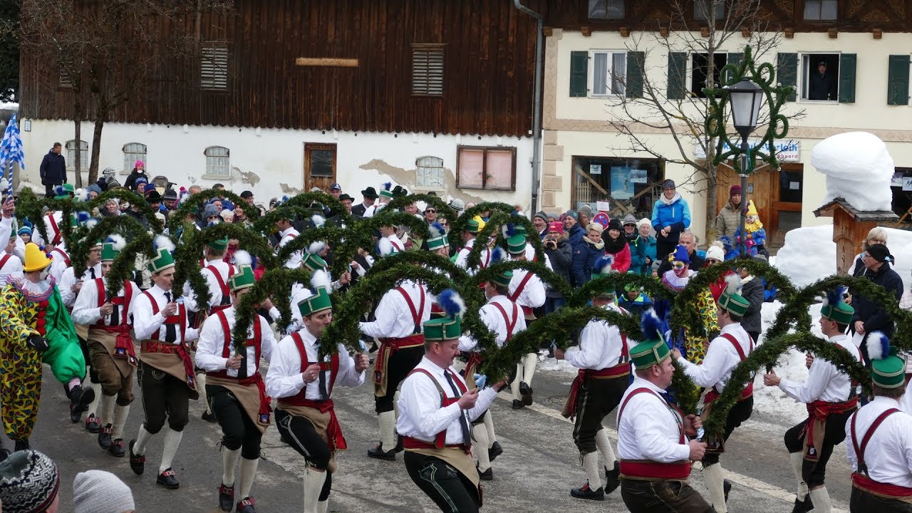 Schäfflertanz 2019 auf dem Wallgauer Dorfplatz