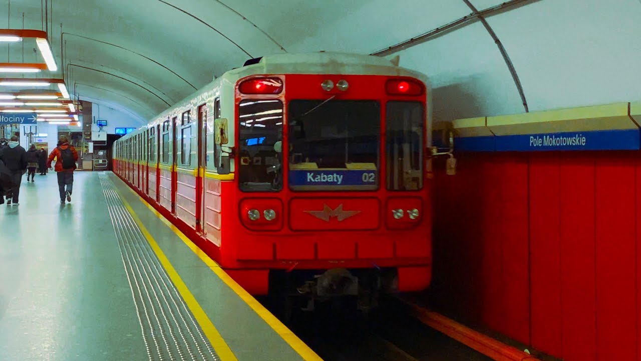 🚇 METROVAGONMASH 81-717 departing POLE MOKOTOWSKIE (Warsaw metro)