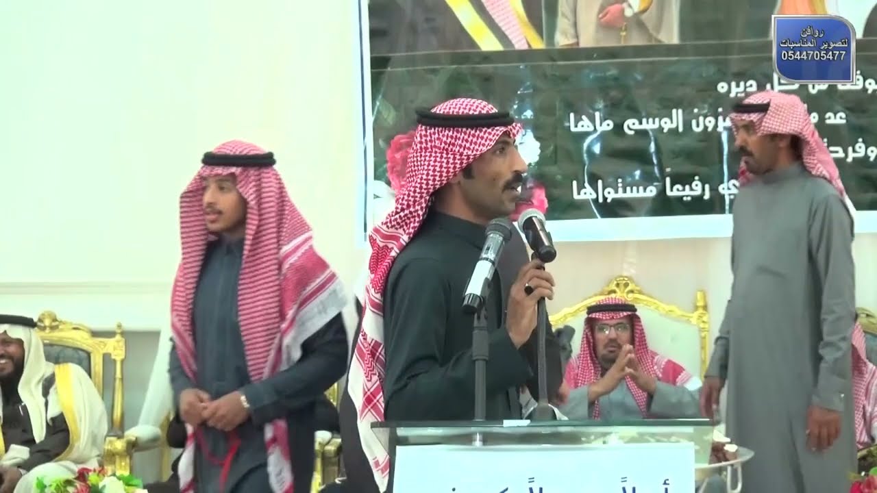 طاروق بين الشاعرين سليمان المظيبري وسليمان القصيري في  حفل زواج عبدالله عبدي الأطرش المظيبري