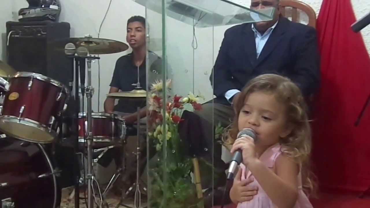 Criança de 2 anos cantando,  e o fogo pega na igreja.Glória a Deus.