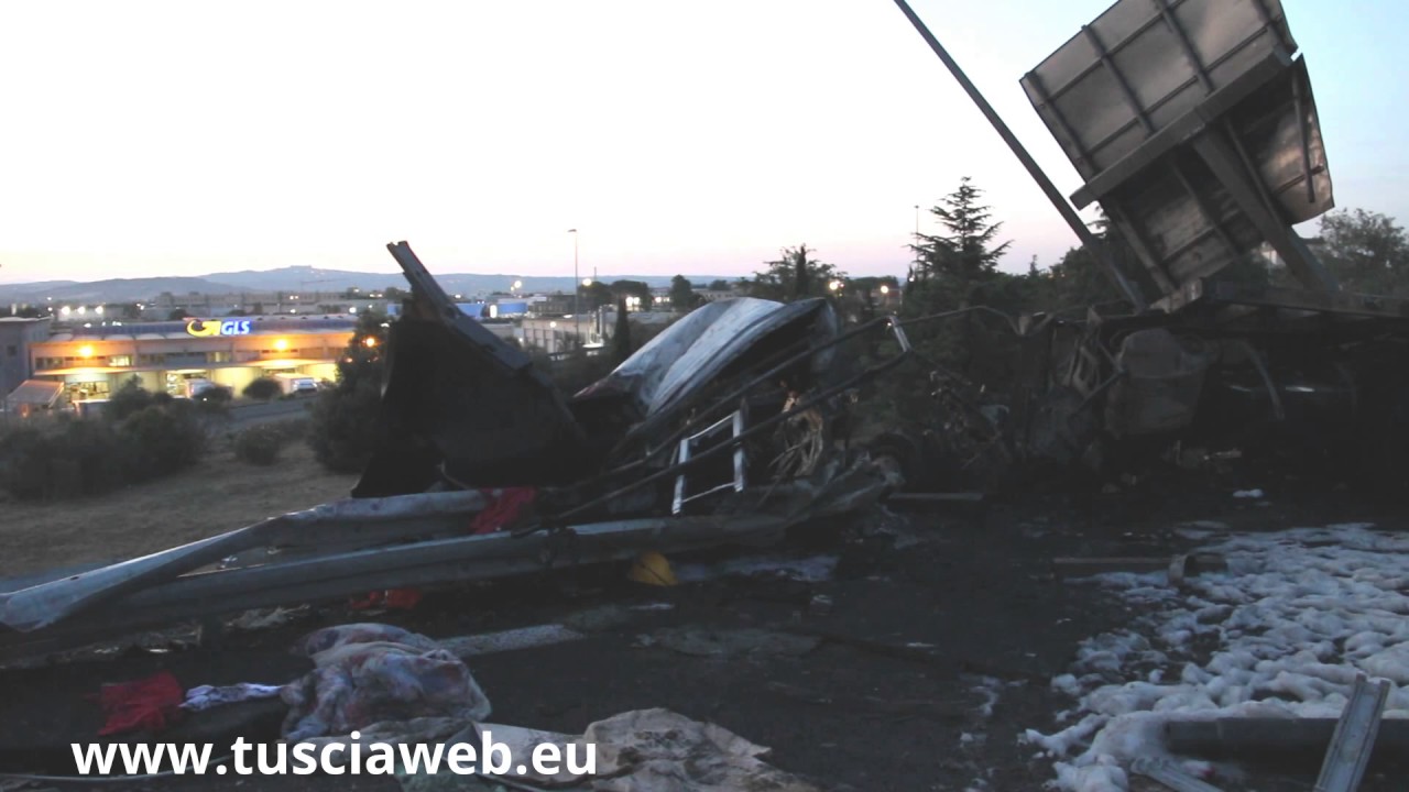 Tir in fiamme, l'intervento dei soccorritori