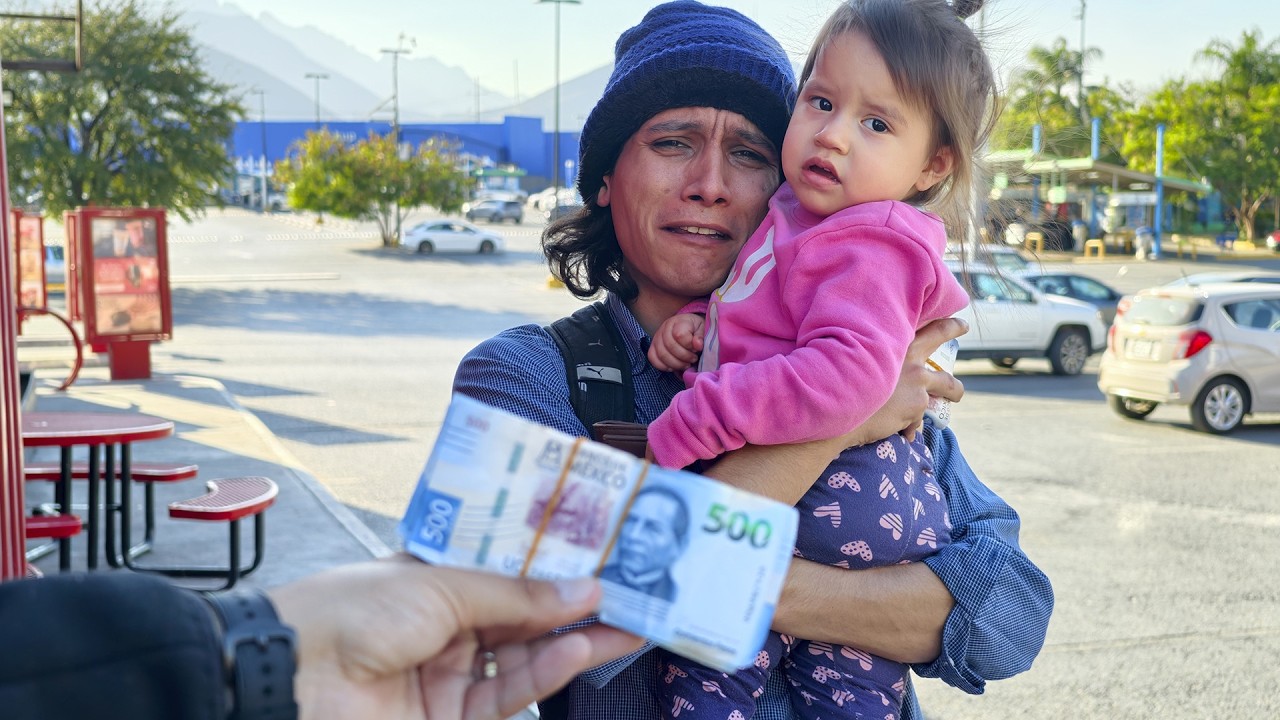 Sorprendí a joven con bebé con recompensa millonaria en su cartera 😭 su reacción vale oro