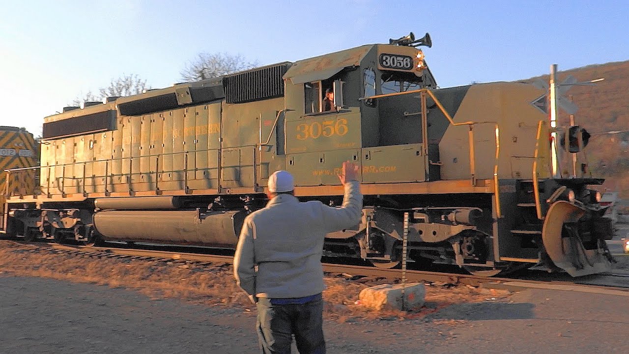 Reading & Northern EMD SD40-2 with a Leslie RS5T Horn Leads NRFF