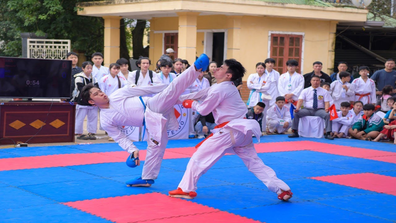 Đá vỡ hết mặt