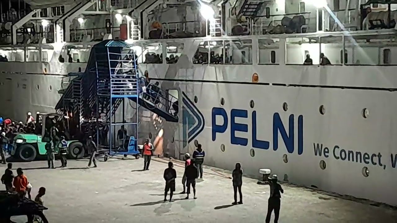 KM SIRIMAU TIBA SORONG JAM 2 DINIHARI #portofsorong #kmsirimau #sorong 