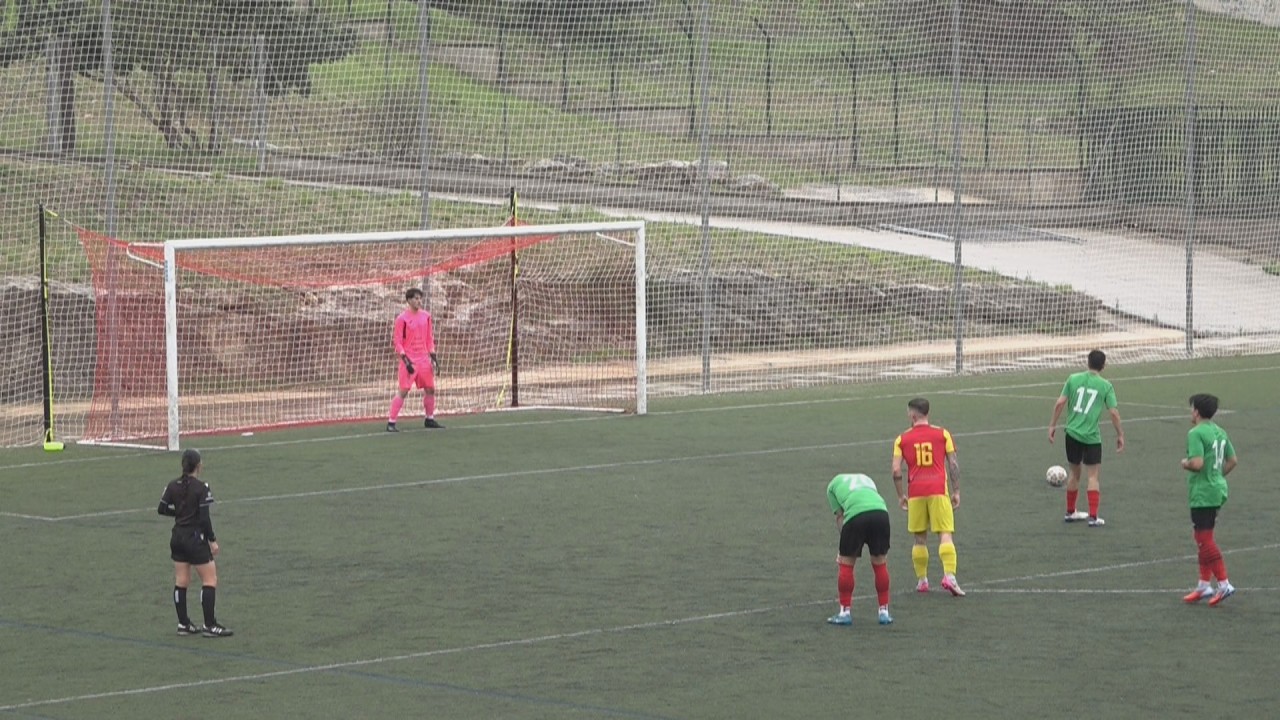 Tres penals i una expulsió 'maten' la Penya Jove i donen 3 punts clau a l'Olivella