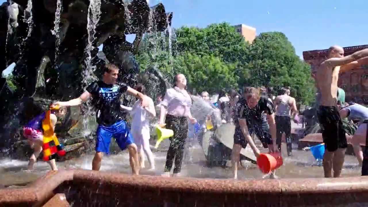 2012-05-20 - Wasserschlacht im Neptunbrunnen am Alex.avi