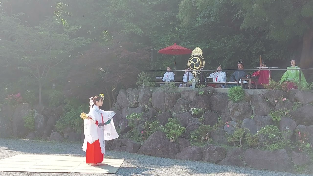 2022 5 22 　鎌倉宮　卯の花祭　豊栄の舞（煌めく光の中の巫女舞）　大塔宮音楽会 演奏