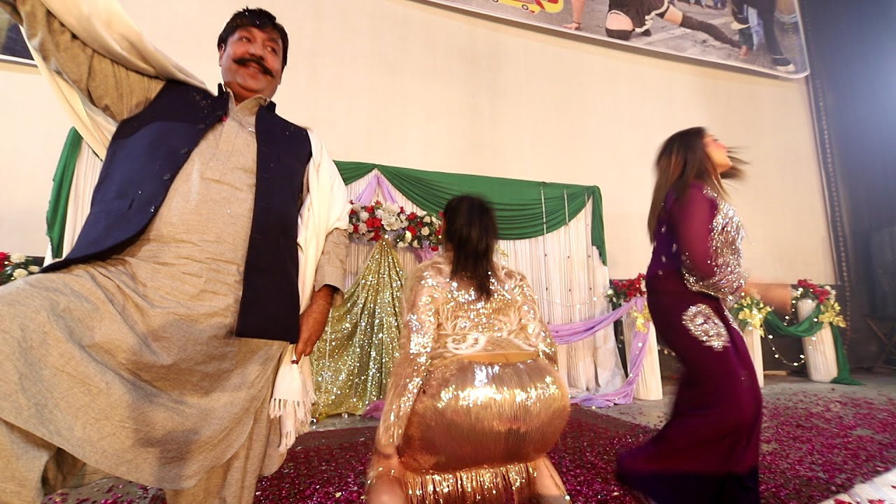Jiya & Kareena Bangra With Shahid Khan On Stage