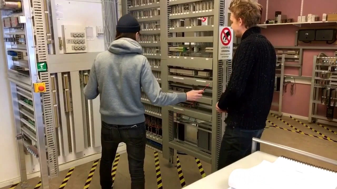 Signalteknikerna löser ett signalfel