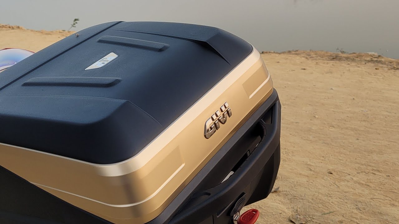 Triumph Speed 400 accessories | Top box  and luggage rack | comfort | dust protection