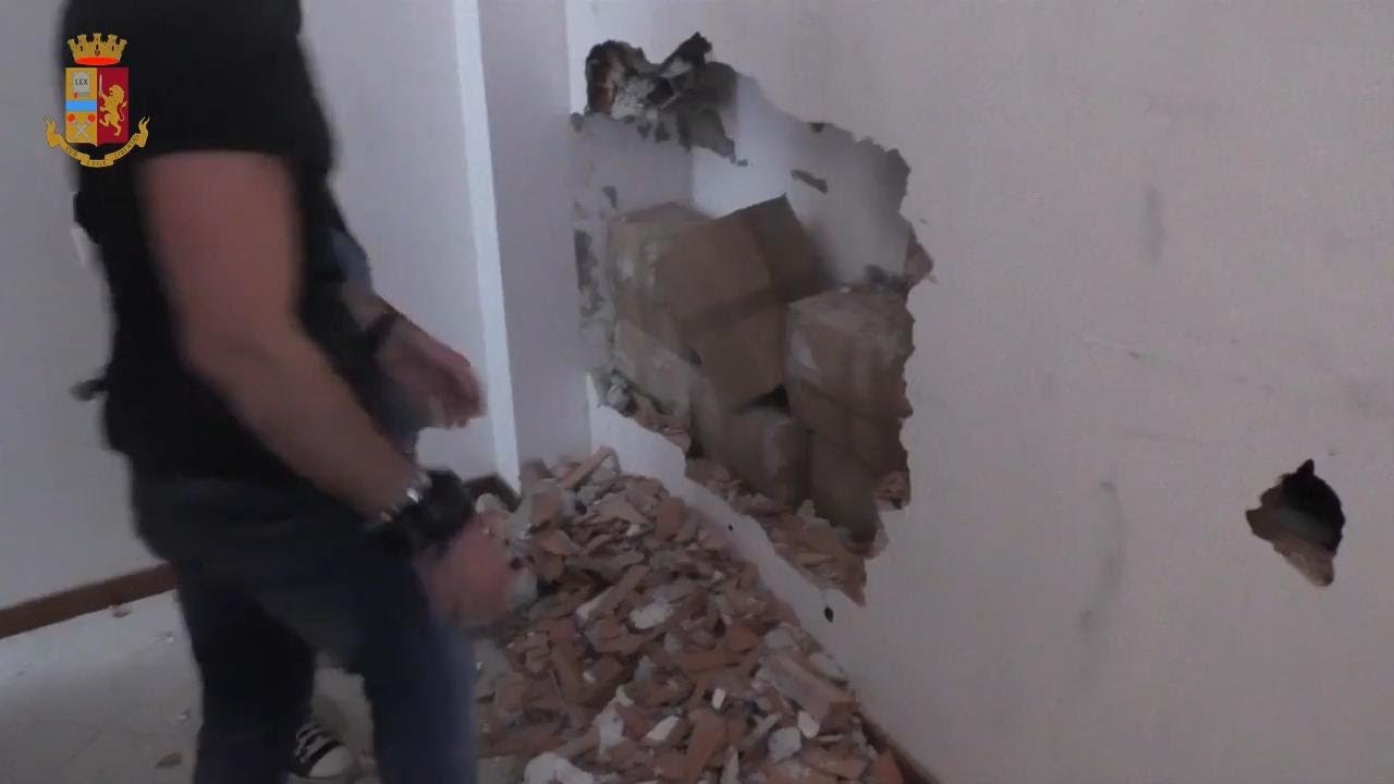 Milano, 15 milioni nascosti nel muro di casa: la polizia scopre il tesoro dei narcotrafficanti