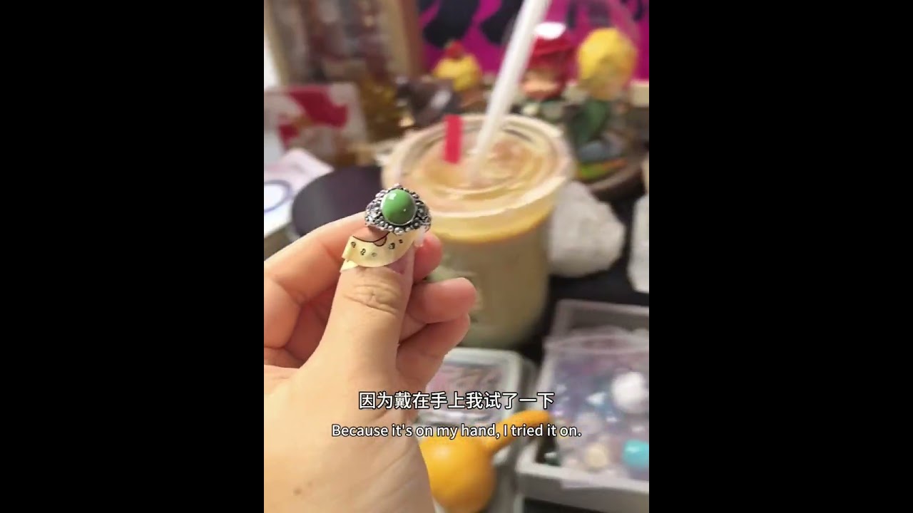 A whole day of a Chinese jewelry crystal practitioner in Beijing