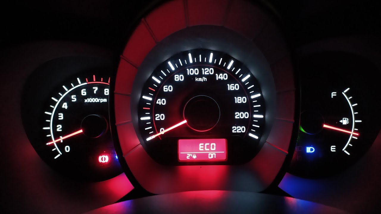 Kia Rio 3/Что показывает бортовой компьютер Киа Рио 3, и где же часы?