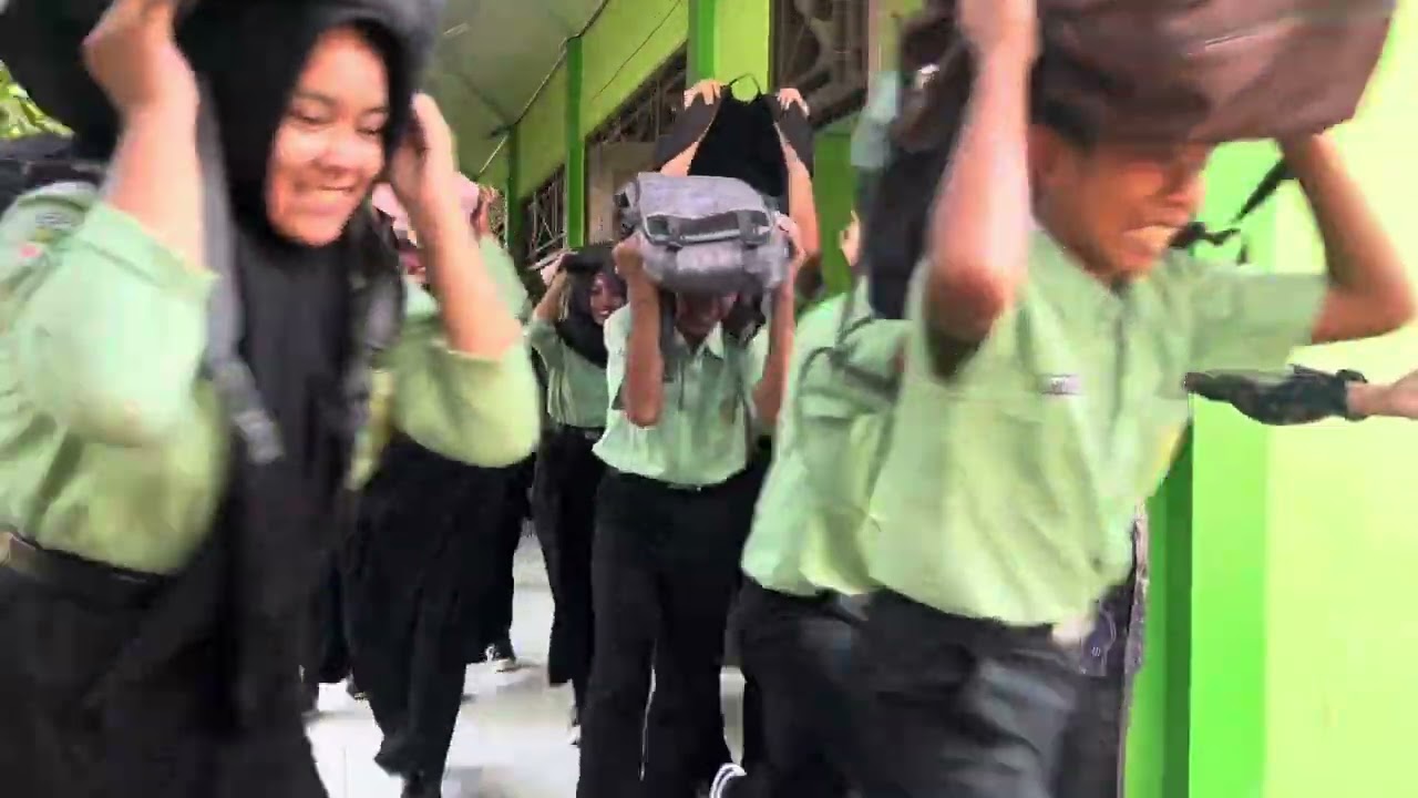 Simulasi Bencana Gempa Bumi SMP N 2 Sambirejo