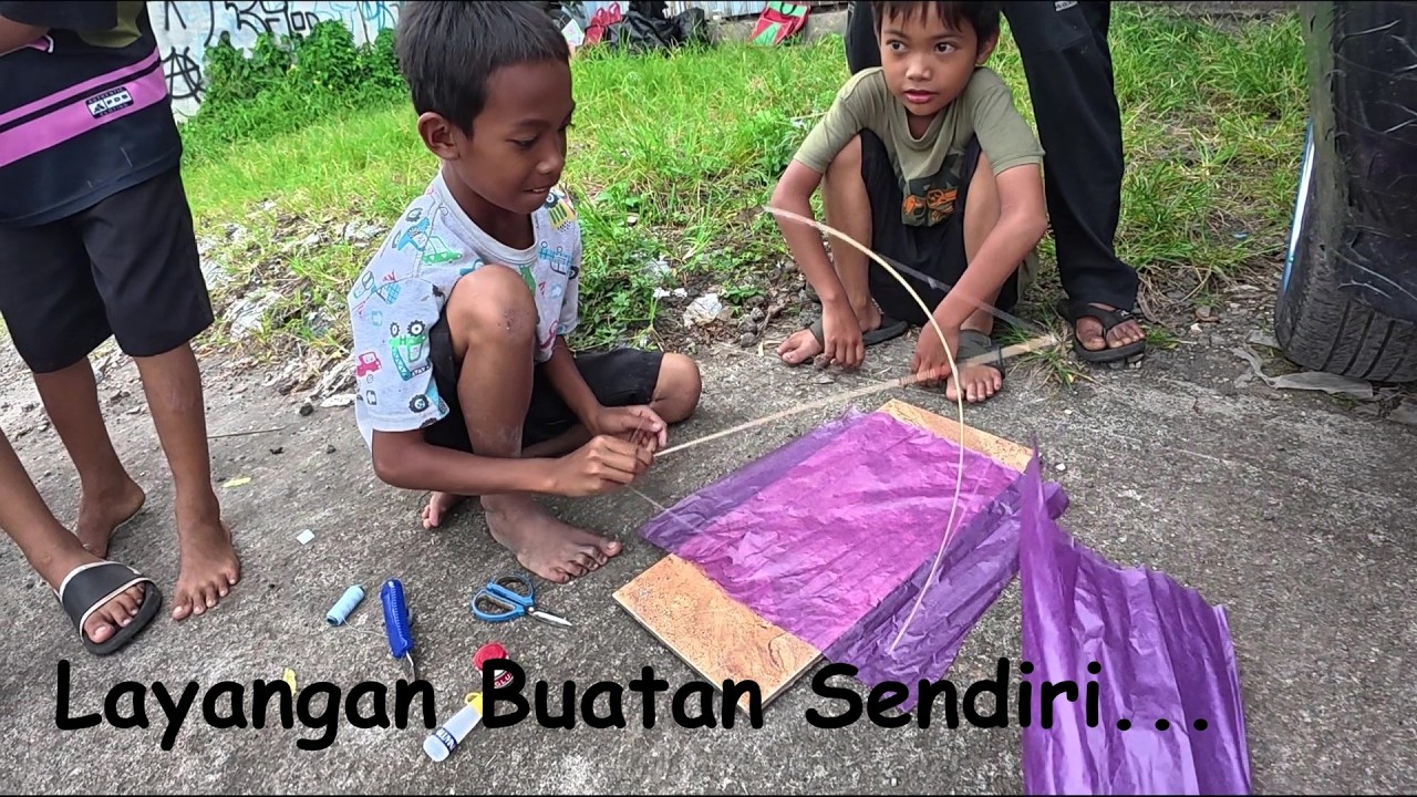 Adit kecil membuat layangan