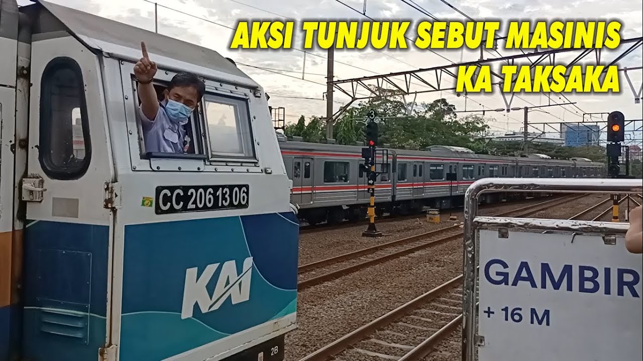 HIRUK PIKUK KERETA API DI STASIUN GAMBIR