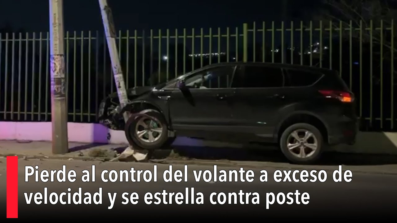 Conductor pierde al control del volante a exceso de velocidad y se estrella contra poste