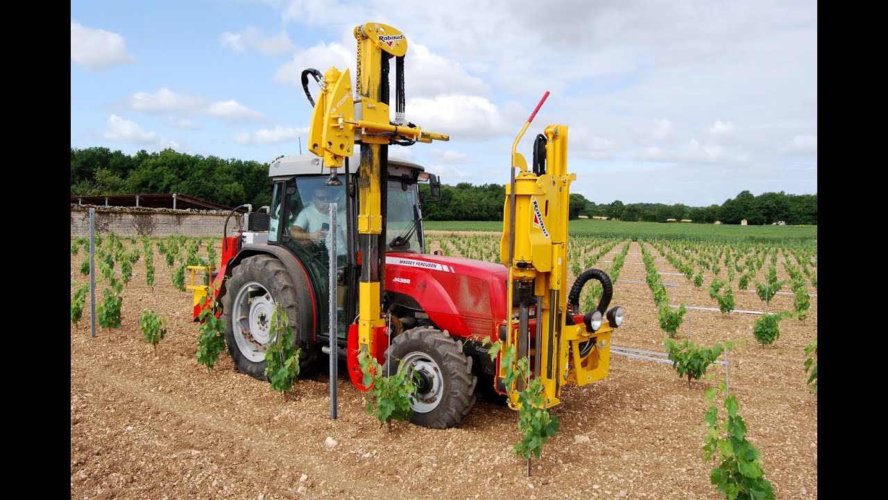 Enfonce-pieux viticole entre roues avec enfonce-pointerolle à l'avant