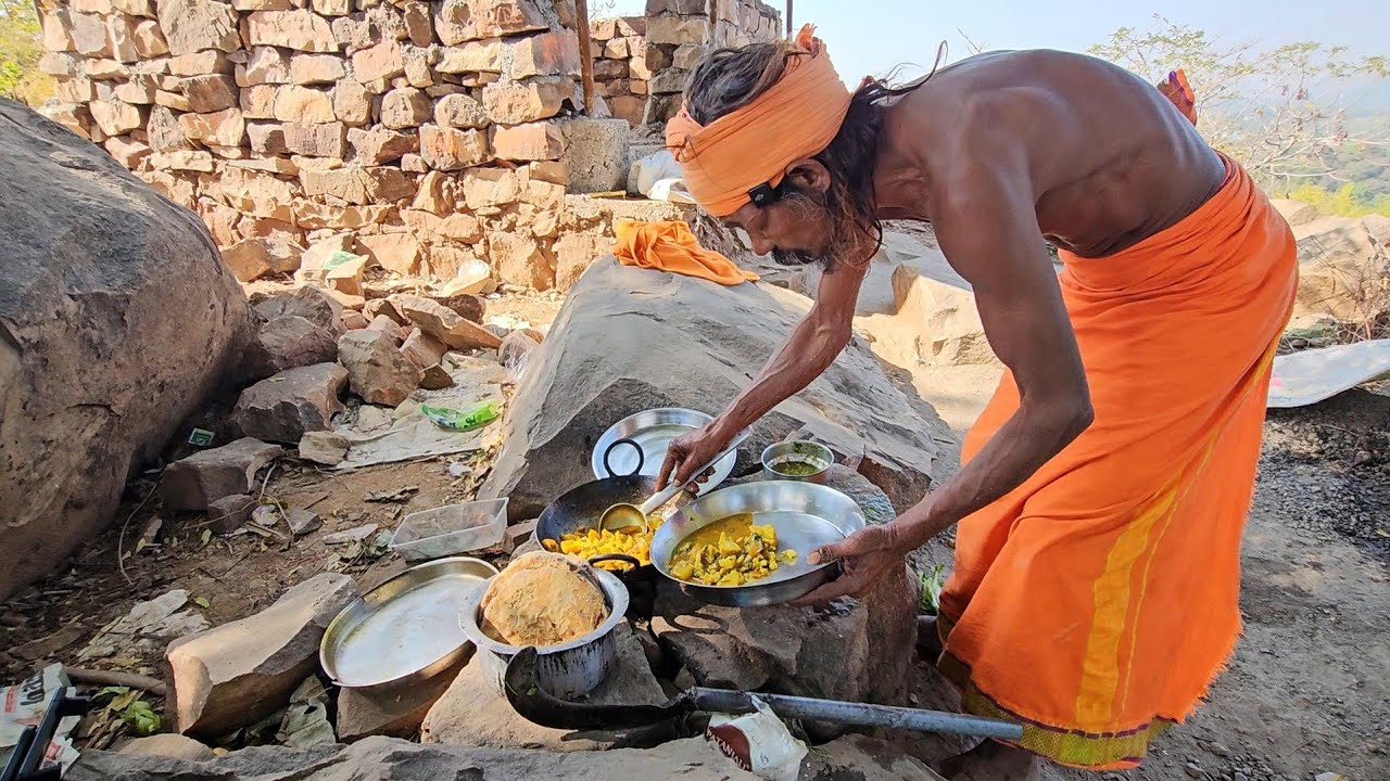 पहाड़ की शिखर में चट्टानों के बीच नांगा संत जी की सात्विक जंगली सब्जी और रामरोट टिक्कड़ 