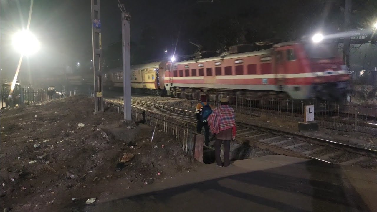 WAP 7 engine Rani Shiromani Express crossing with ICF