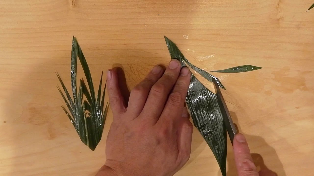 1枚の笹で「松」と「海老」の2種類のせきしょを作る。