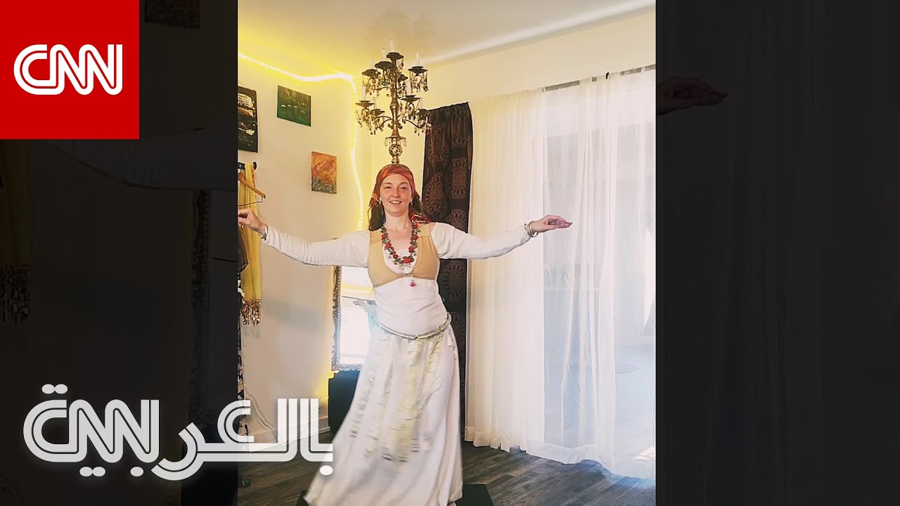 شاهد.. أمريكية تستعرض مهاراتها وتوازنها بأداء رقصة الشمعدان في مصر