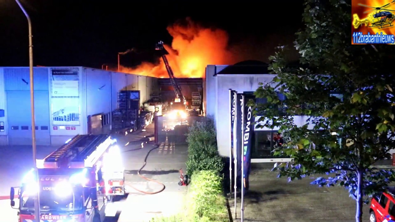 Grote uitslaande brand op Liessentstraat in Uden
