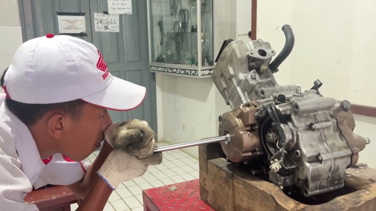 Memperbaiki Komponen Mesin Bagian Atas (Power Section)