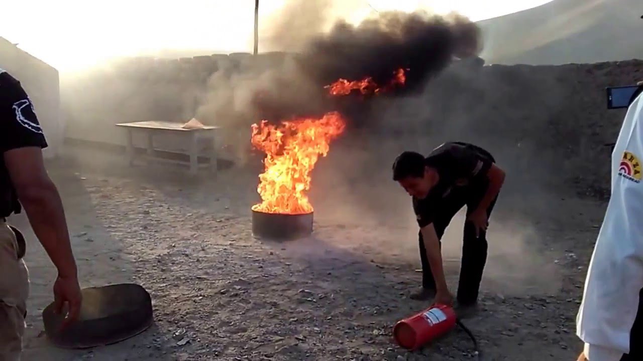 Impresionante curso de como apagar un amago de incendio
