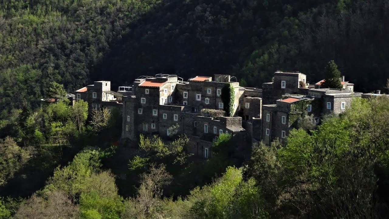 Liguria - Riviera di Ponente: in val Pennavaire, la singolare storia della Colletta di Castelbianco