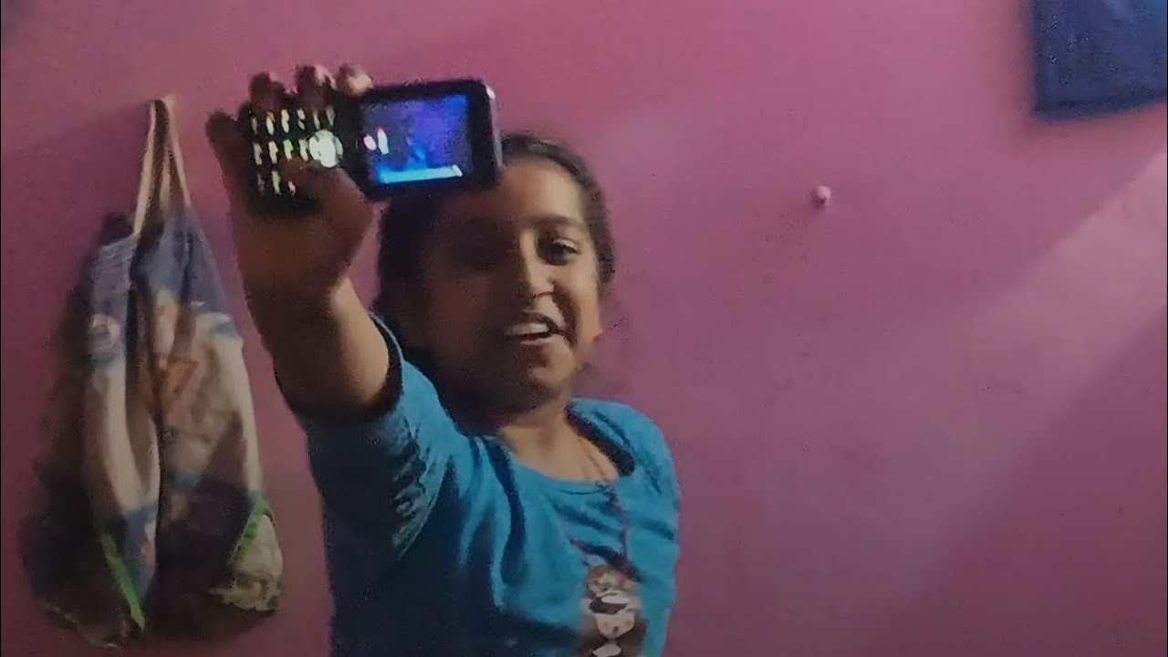Aarushi Keypad Vale Phone Main Vlog Bna Rhi Hai 🤣🤣🤣#vlog #funny 