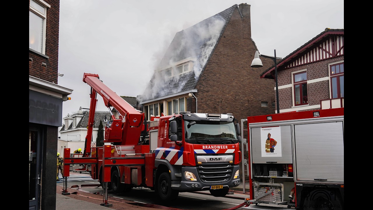 Woning zwaar beschadigd na flinke brand Asselsestraat Apeldoorn.