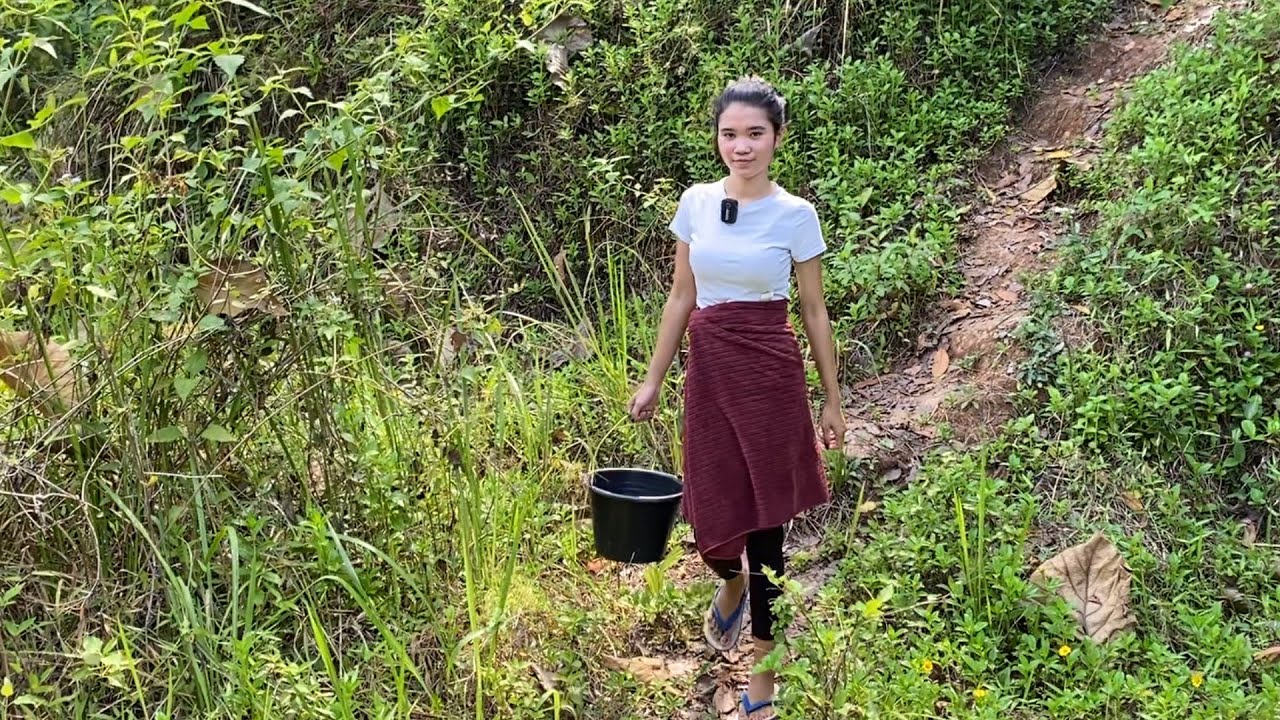 SENYUM BAHAGIA KEMBANG DESA DAPAT BANTUAN BUAT PASANG KERAMIK LANTAI RUMAHNYA